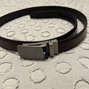 Elegant Men's Leather Belt with Silver Buckle
